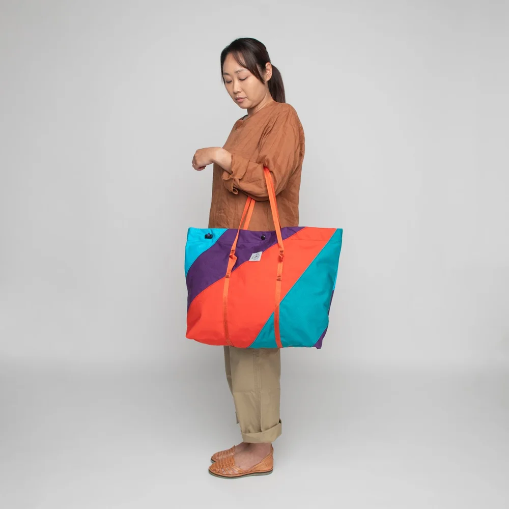 Hartford Sale Store 44 Hartford Sale Store -Hartford Sale Store LargeLeisureToteModelImage4